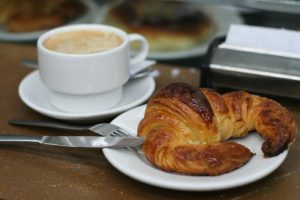 Cafe_con_leche_y_cruasán